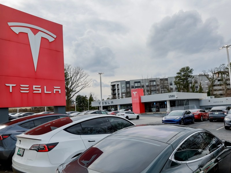 Despidieron a más de 30 trabajadores de Tesla tras anunciar campaña sindical