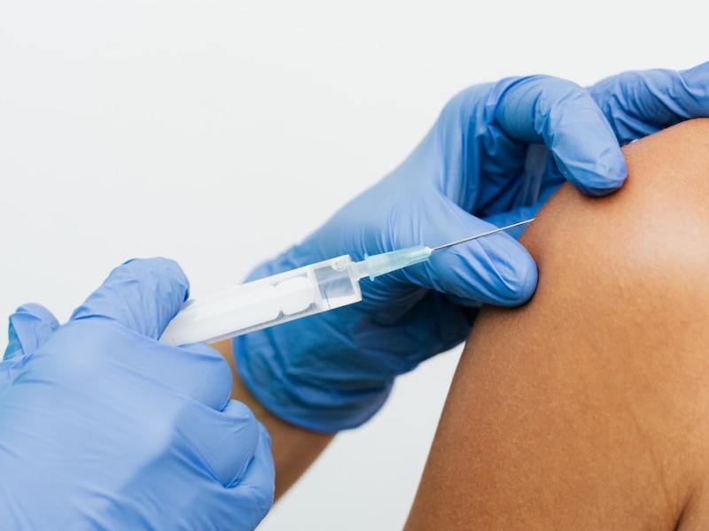 No hay evidencias científicas de que la vacunación contra el COVID-19 esté causando daños