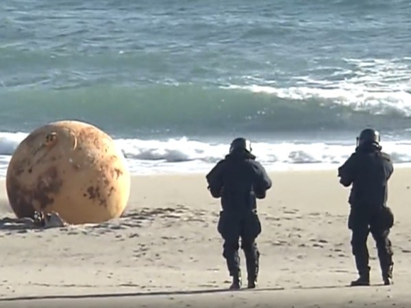 Hallan una enorme bola en playa de Japón que puso en alerta a las autoridades