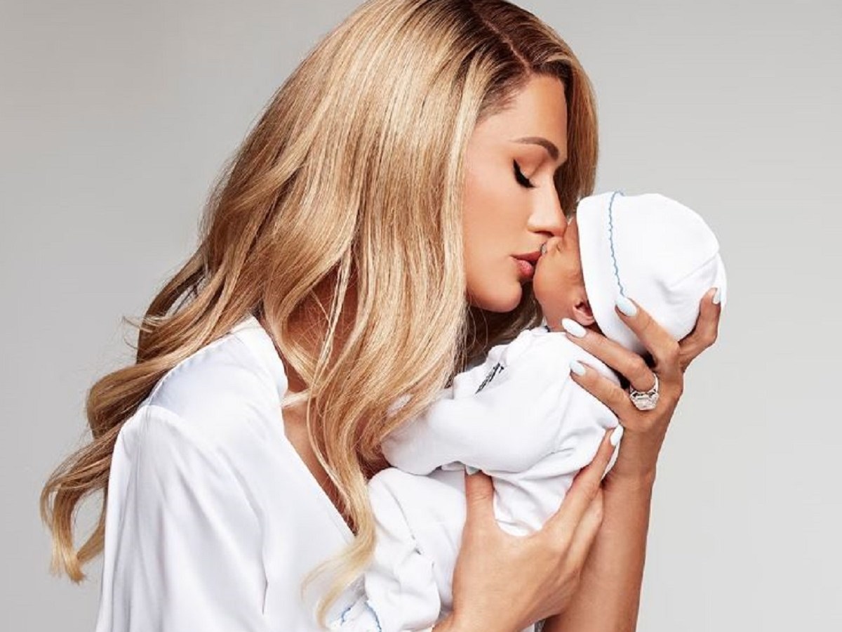 Paris Hilton revela el nombre de su hijo y su significado