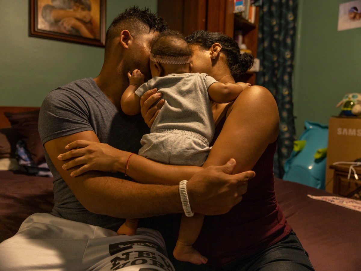 Familia migrante que fue enviada a Washington DC en autobús hace nueve meses lucha por sobrevivir y echar raíces