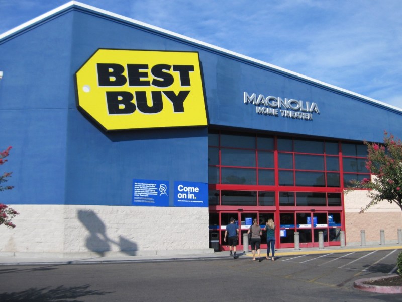 Los consumidores gastan menos y quieren más descuentos, advierten Target, Macy's y Best Buy