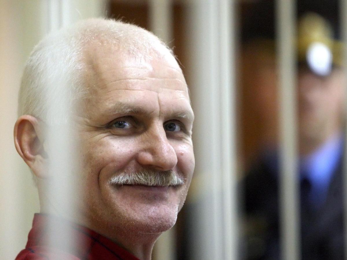 Bielorrusia: condenan a 10 años de cárcel al Nobel de la Paz Ales Bialiatski