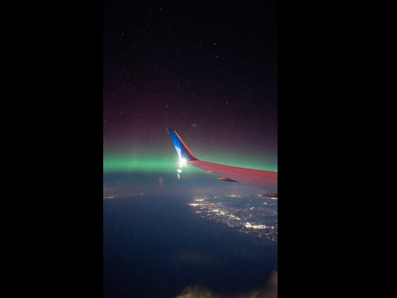 Pasajeros graban desde el cielo cómo se ven las auroras boreales en pleno vuelo