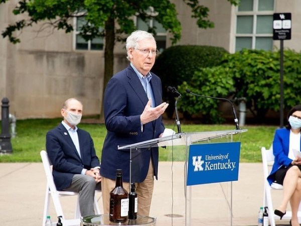 Hospitalizan a Mitch McConnell después de sufrir una caída