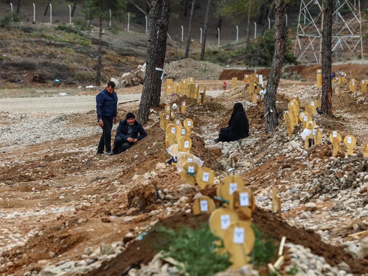 Turquía eleva hasta casi 48 mil los muertos por los terremotos