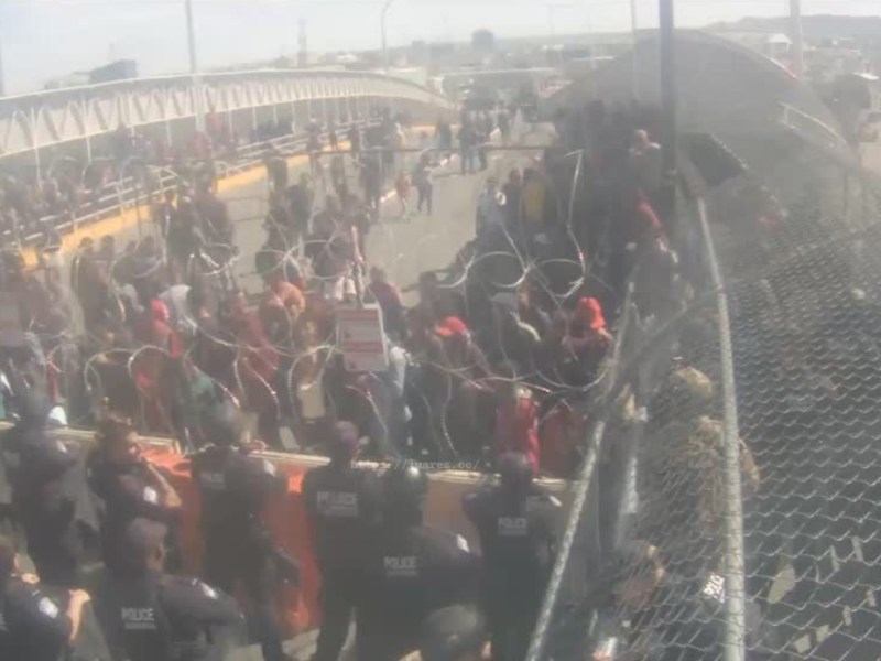 Inmigrantes derriban barrera en el puente fronterizo de Juárez y entran a EEUU