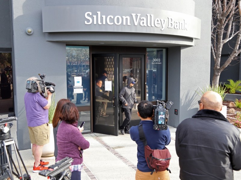 Los paychecks de miles de empleados están en el limbo tras quiebre del Silicon Valley Bank