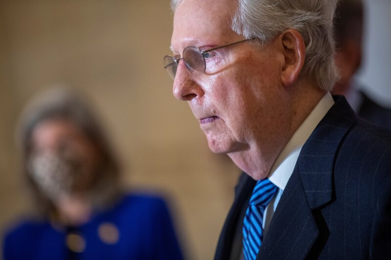 Después de la caída: senador Mitch McConnell salió del hospital y seguirá en tratamiento