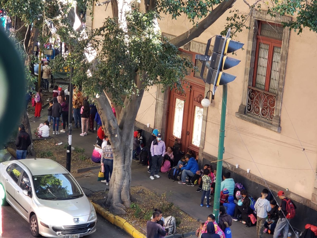 Inmigrantes exigen visa humanitaria y resolución de trámites en sede de refugiados de México