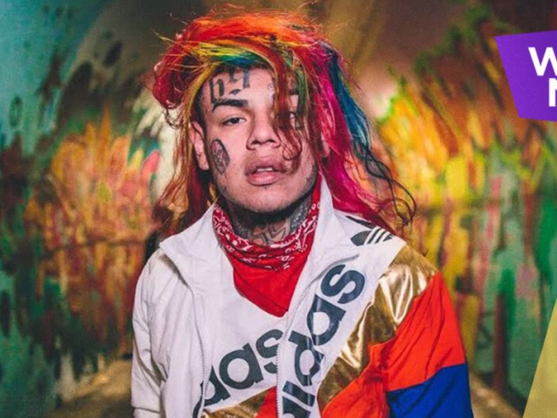 El rapero 6ix9ine está en problemas otra vez. Ahora lo golpearon en un sauna