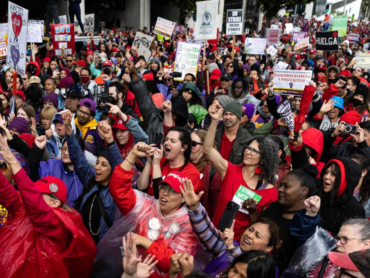 Trabajadores escolares de Los Ángeles mantienen huelga: “No podemos quedarnos de brazos cruzados”