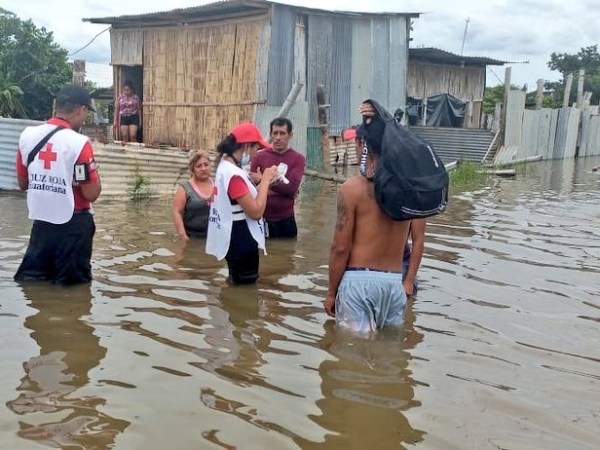 Advierten inundaciones tras constantes lluvias en Ecuador