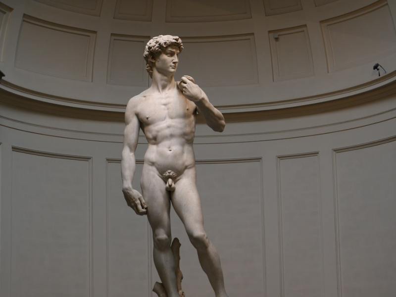 ¿Es porno la estatua de David? Los padres se quejan y renuncia la directora de una escuela