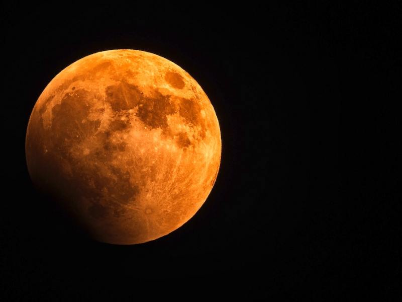 Científicos chinos dicen haber encontrado agua en la Luna, ¿para qué servirá?