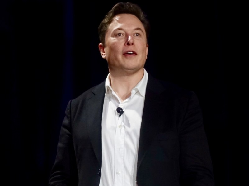 Elon Musk pide frenar el desarrollo de AI avanzada por posible "profundos riesgos para la sociedad"