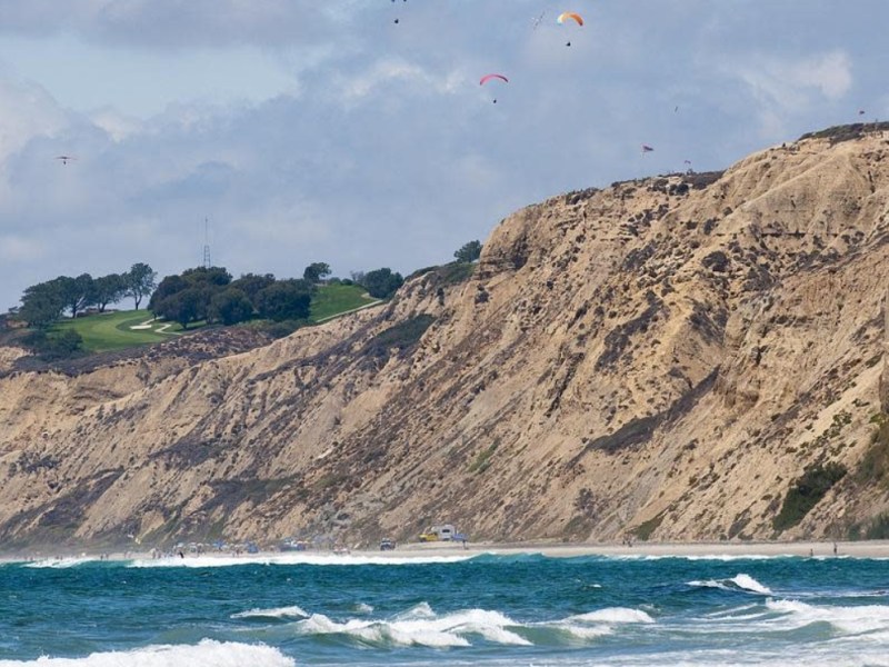 Ocho personas muertas en choque de dos botes en Black's Beach en San Diego