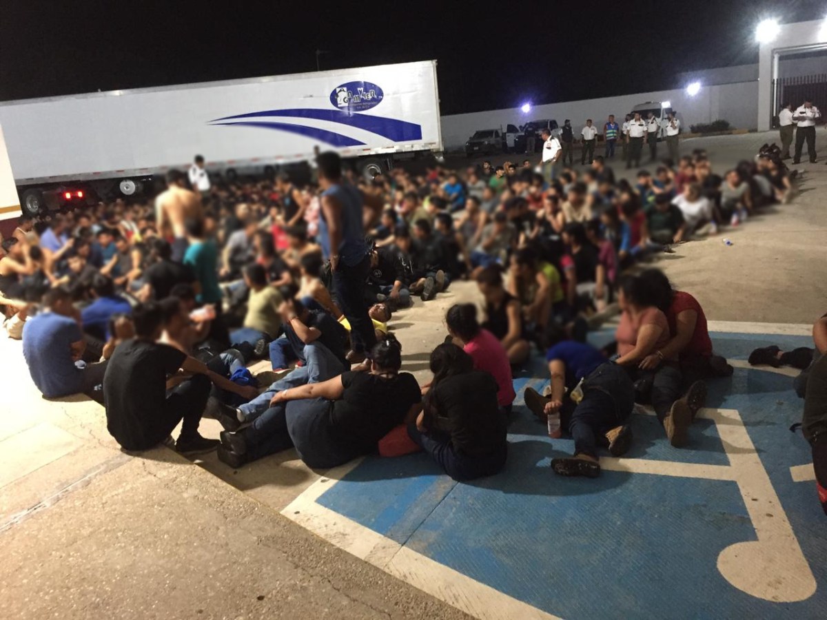 Rescatan a 466 migrantes que estaban en dos camiones de carga en México
