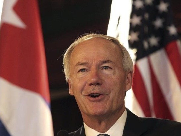 El  exgobernador republicano Asa Hutchinson entra en la carrera presidencial