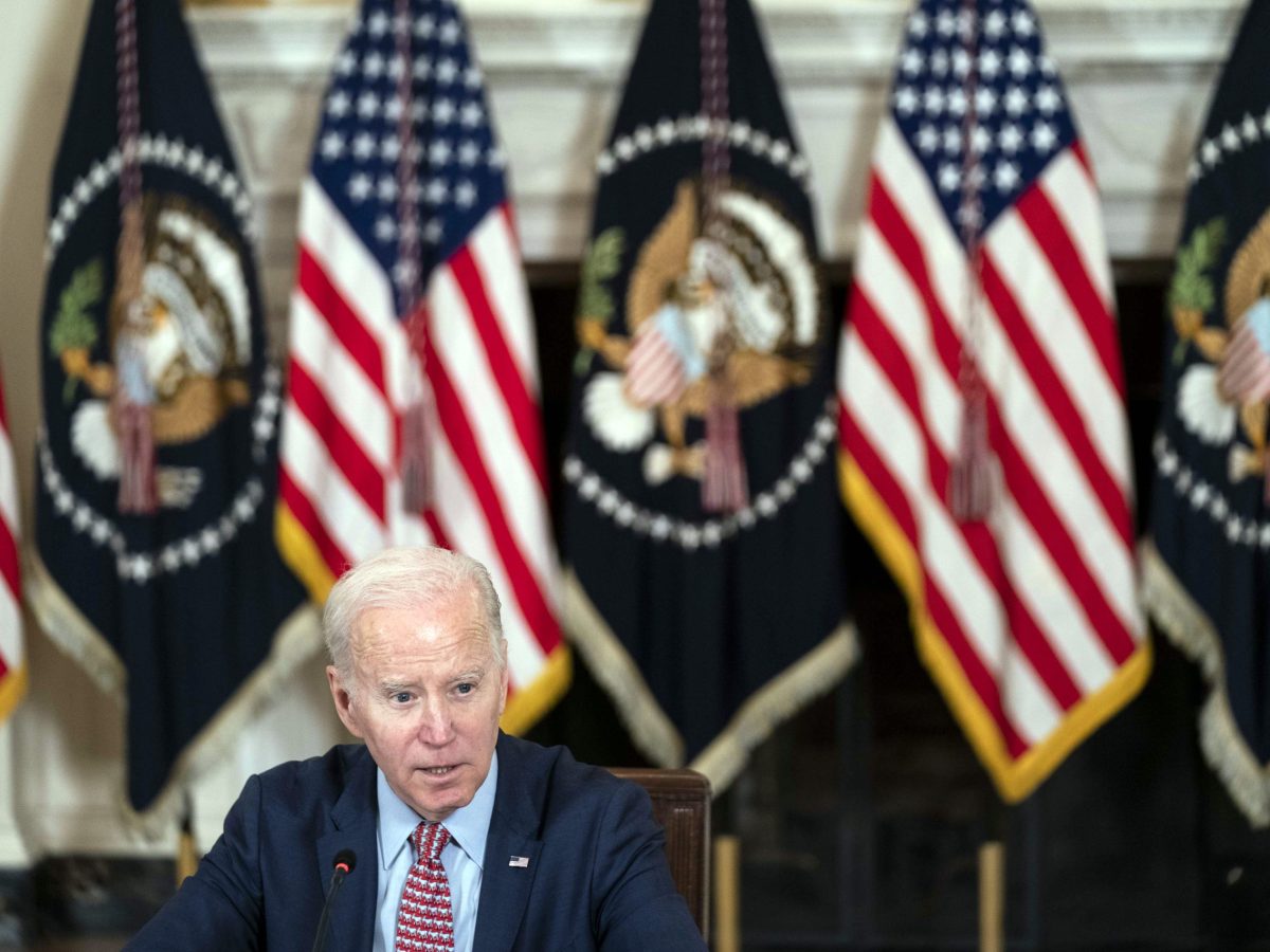 Biden en la Oficina Oval, pero Trump en el centro del escenario