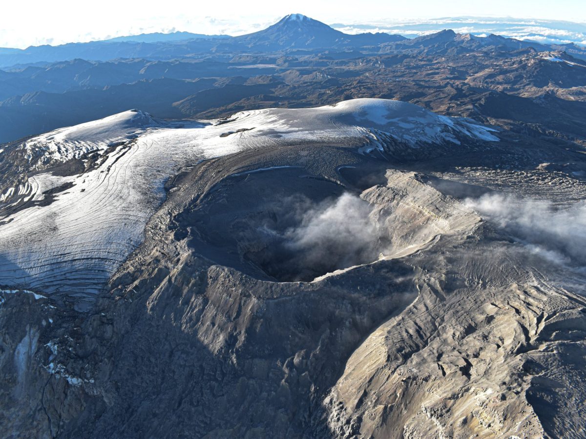 Evacuarán a familias que viven alrededor del volcán Nevado del Ruiz, en Colombia