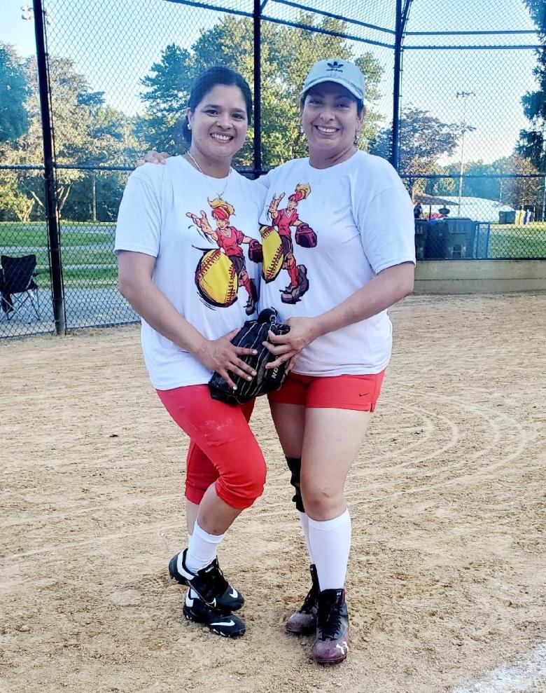 Latinas de Maryland rompen los estereotipos del deporte jugando softball