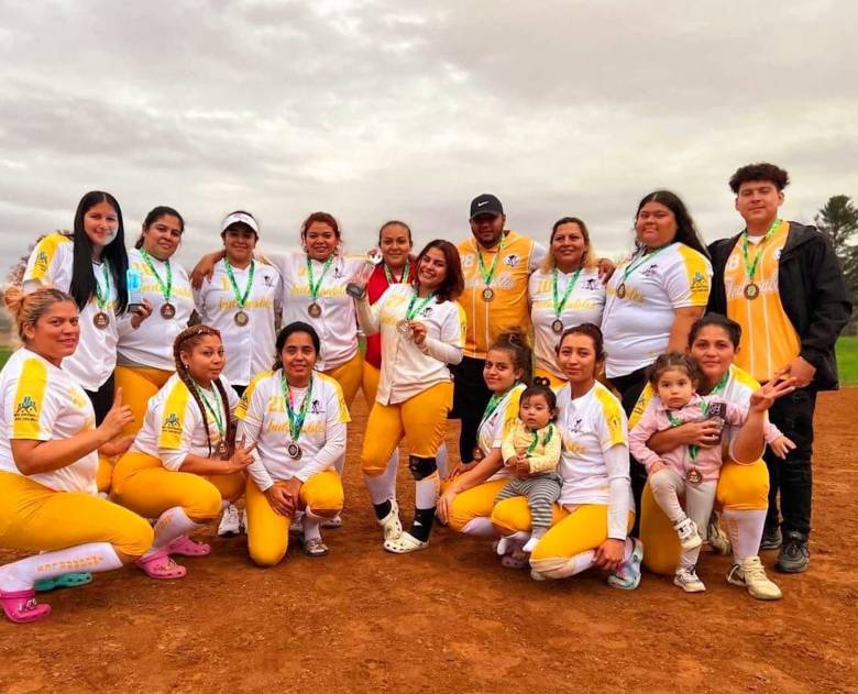 Latinas de Maryland rompen los estereotipos del deporte jugando softball