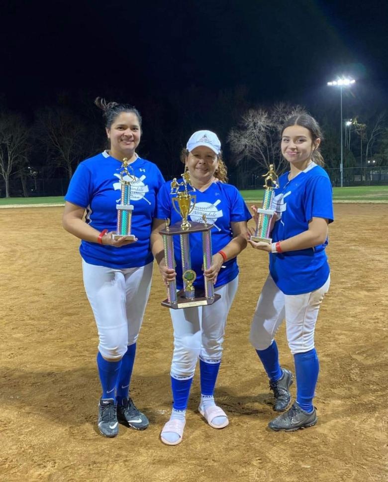 Latinas de Maryland rompen los estereotipos del deporte jugando softball