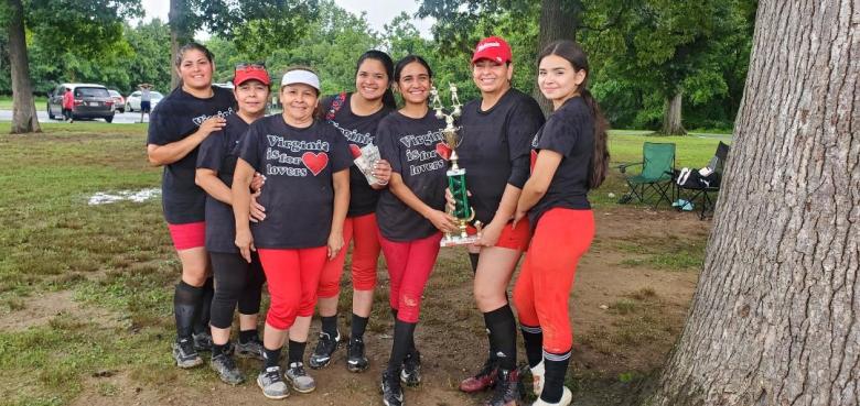 Latinas de Maryland rompen los estereotipos del deporte jugando softball