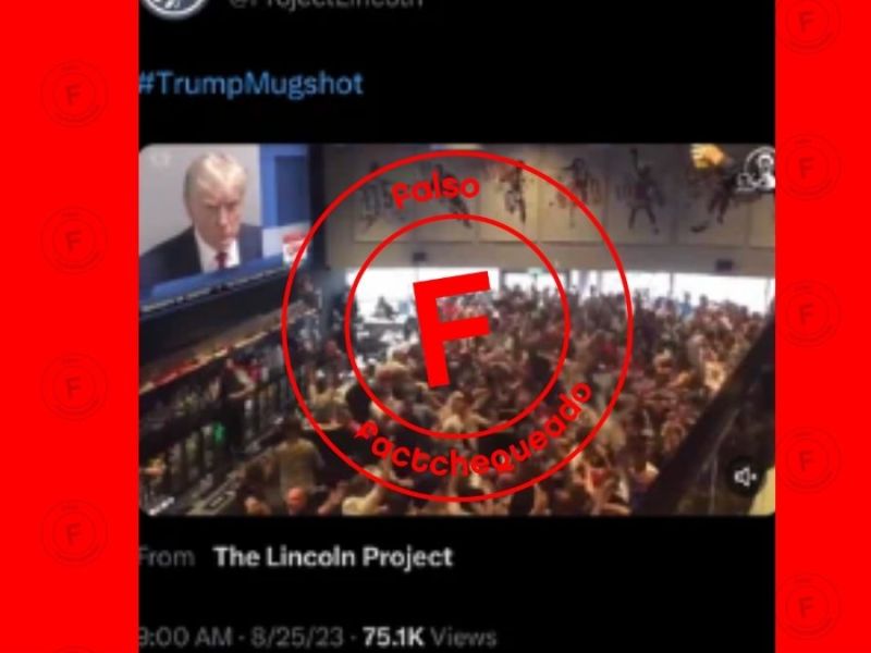 No, esa multitud no está celebrando en un bar al ver la foto policial de Trump: es un montaje