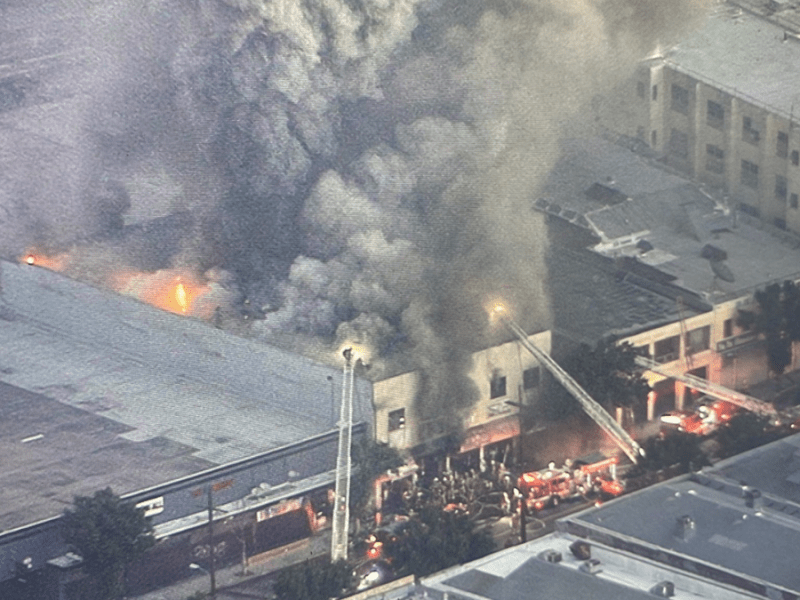 VIDEO | Incendio masivo arrasa edificio comercial en Los Ángeles