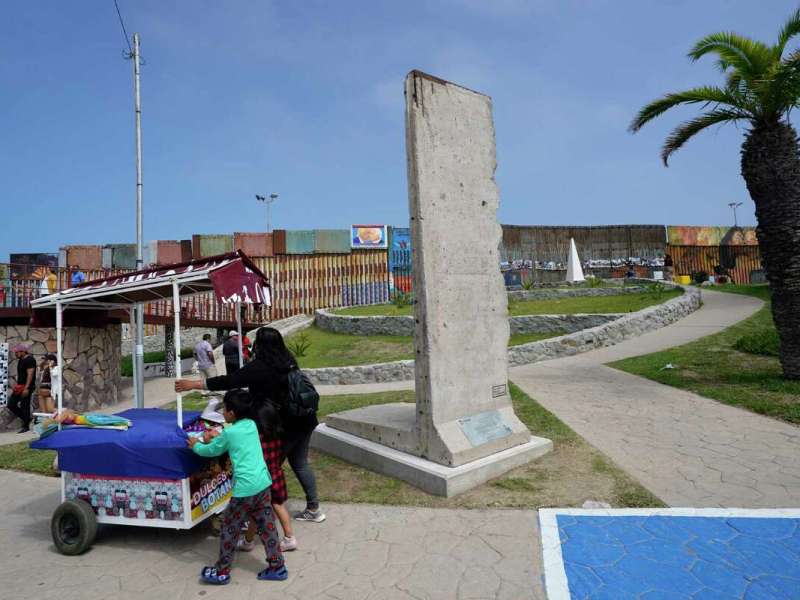 México coloca una piedra del Muro de Berlín cerca de la frontera con EEUU