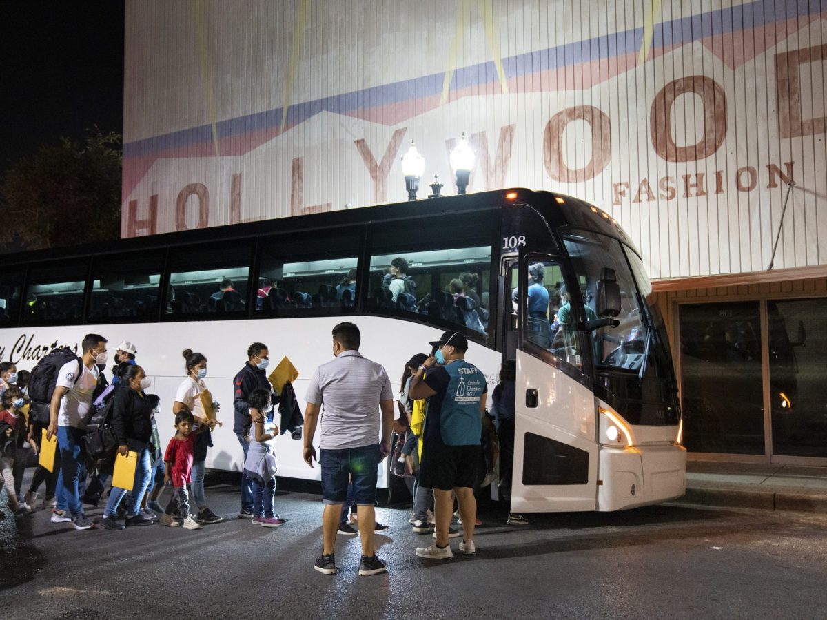 Greg Abbott envía autobús con 43 inmigrantes a Los Ángeles