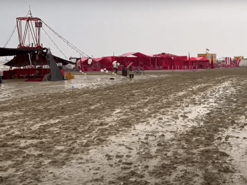 Festival Burning Man - Crisis por lluvia, racionamiento de agua y comida ¿Saldrá el sol?