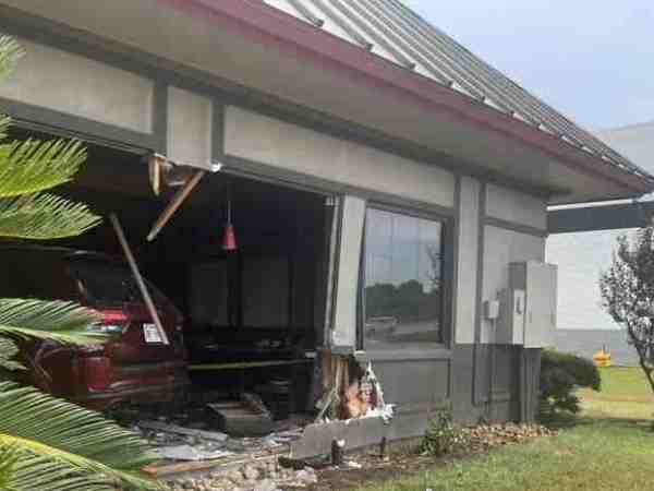 23 personas heridas deja el choque de un vehículo contra un restaurante en Texas