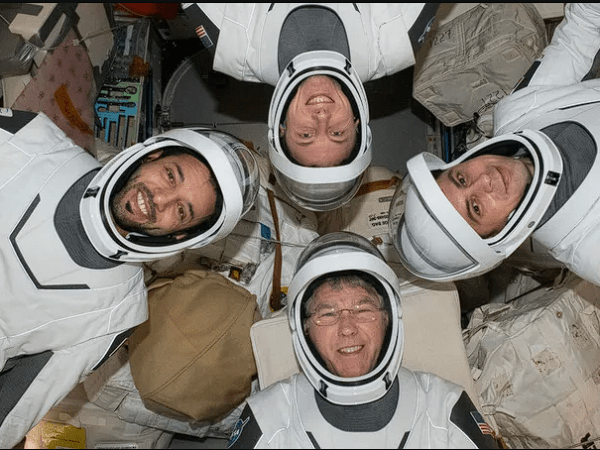 Astronautas regresan a la tierra. Crew-6 Dragón de Space X aterriza con éxito