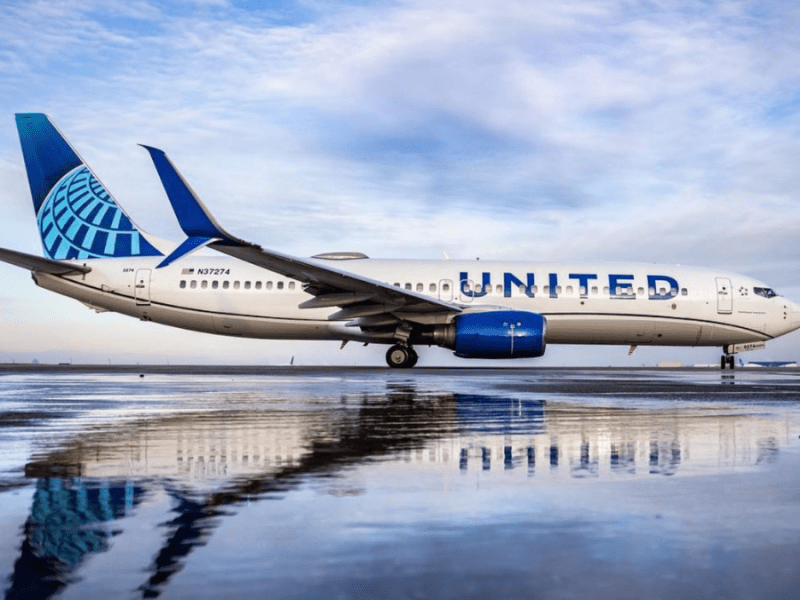 Falla técnica retrasa más de 300 vuelos de United Airlines