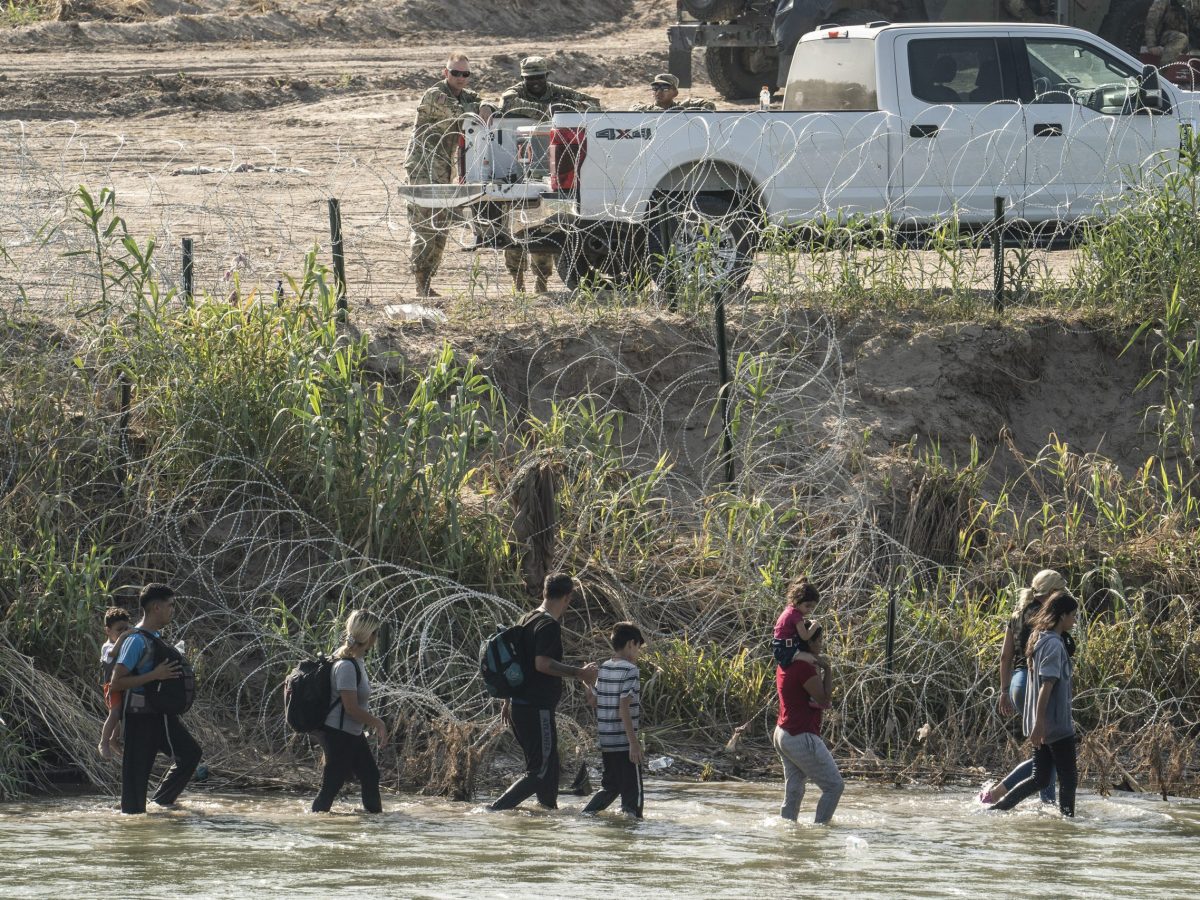 VIDEO | Guardia Nacional corta alambre y deja pasar inmigrantes a EEUU en la frontera